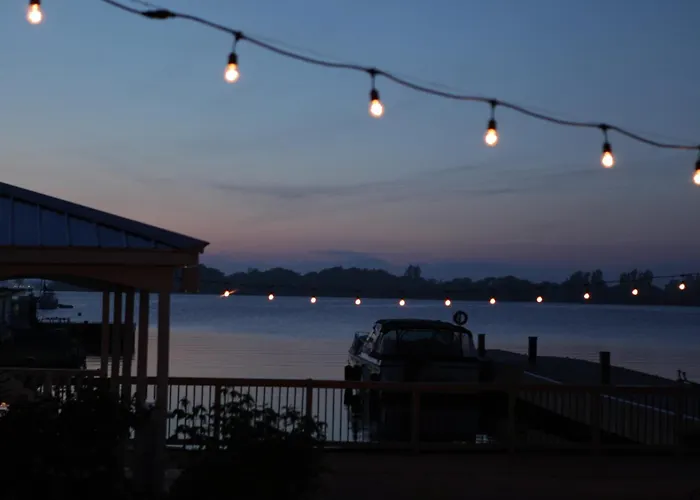 Hotel Wolfe Island
