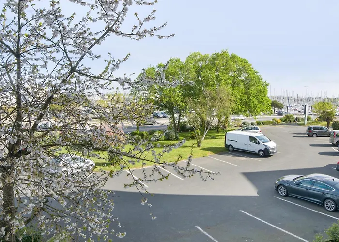 Résidence avec Piscine face au port 200m plage