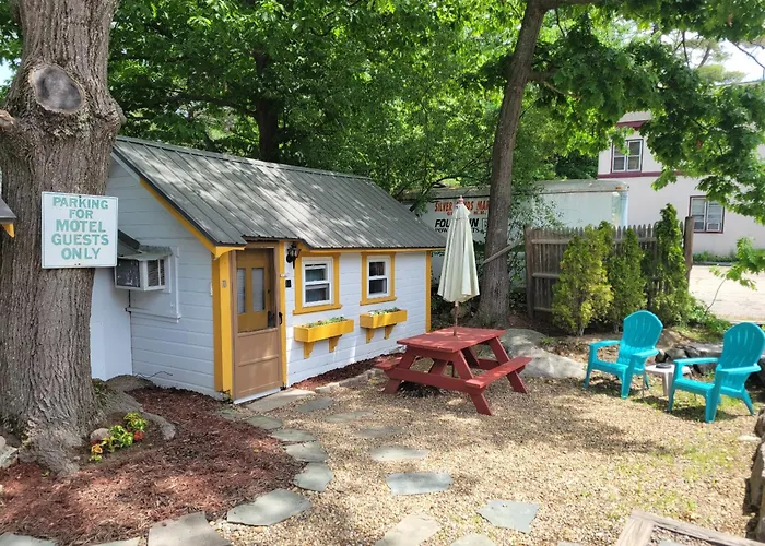 Weirs Beach Motel & Cottages