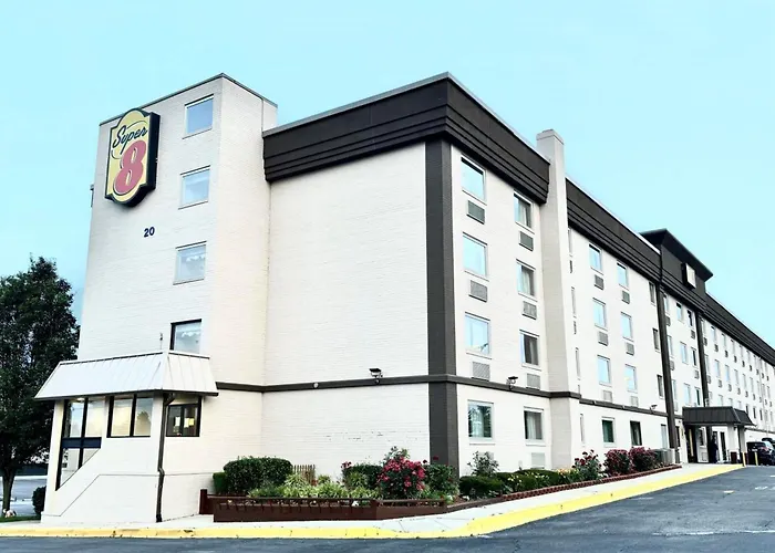 Super 8 By Wyndham Frederick