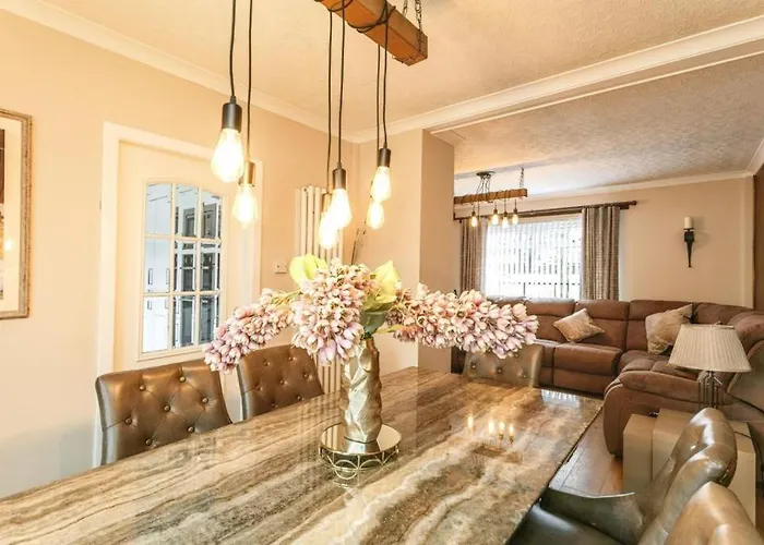 Cozy 3 Bedroom House Near Ari And City Centre, Ab16, Wifi, Parking, Netflix, Pet - Friendly