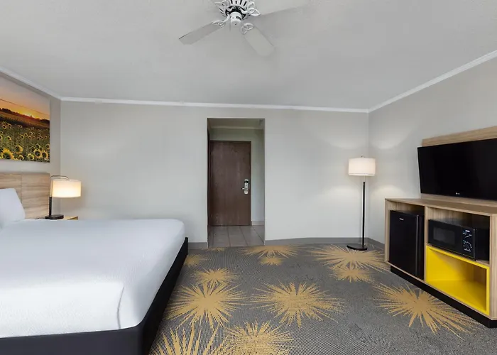 Days Inn & Suites By Wyndham Kansas City South