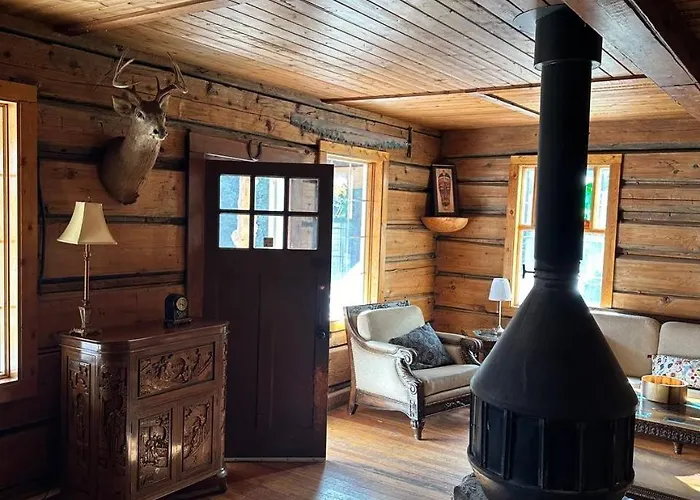 Rustic Beaverfoot Lodge Room N3