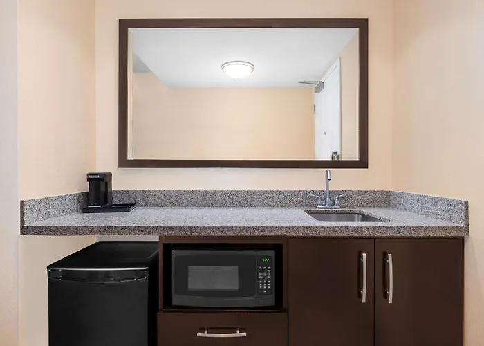 Hampton Inn & Suites Madison Downtown