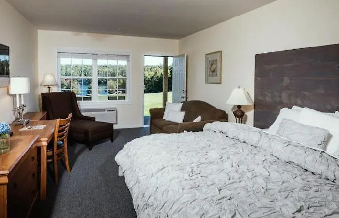 Crescent Lake Inn And Suites