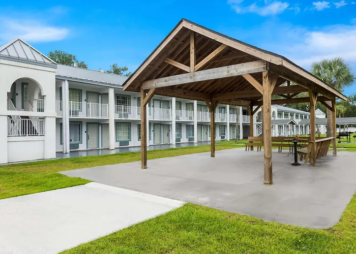 Suburban Studios by Choice Hotels: New Rooms with Kitchens & Premium Amenities Brunswick