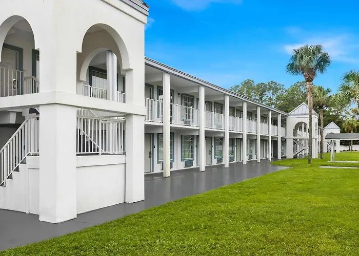 Suburban Studios by Choice Hotels: New Rooms with Kitchens & Premium Amenities Brunswick