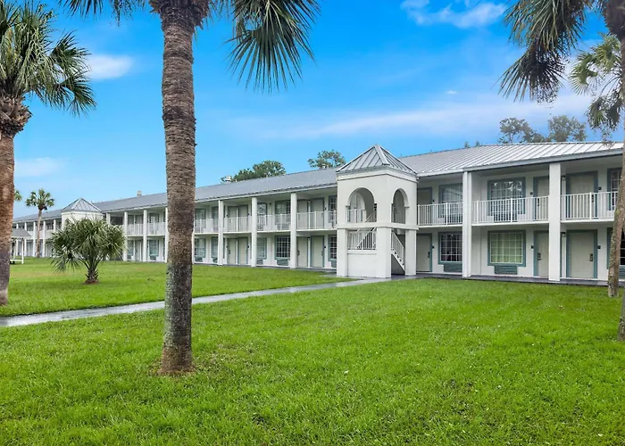 Suburban Studios by Choice Hotels: New Rooms with Kitchens & Premium Amenities Brunswick