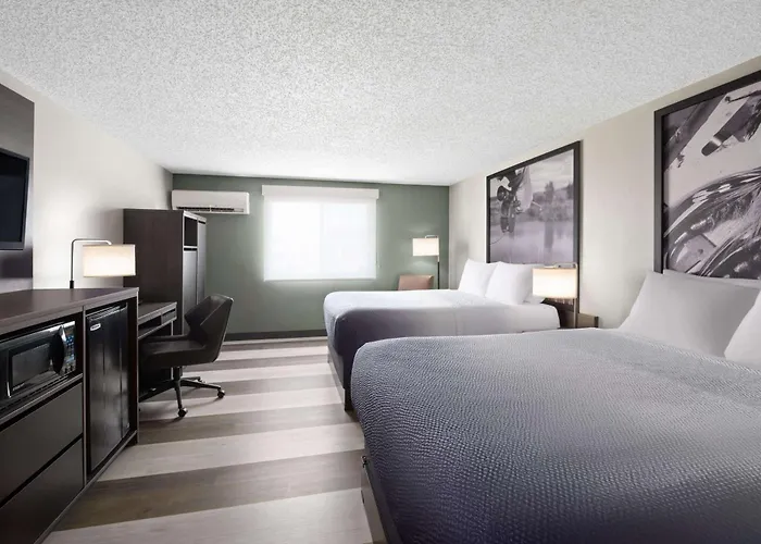 Super 8 By Wyndham Conrad
