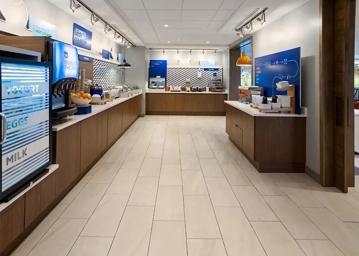 Holiday Inn Express & Suites Waynesboro East