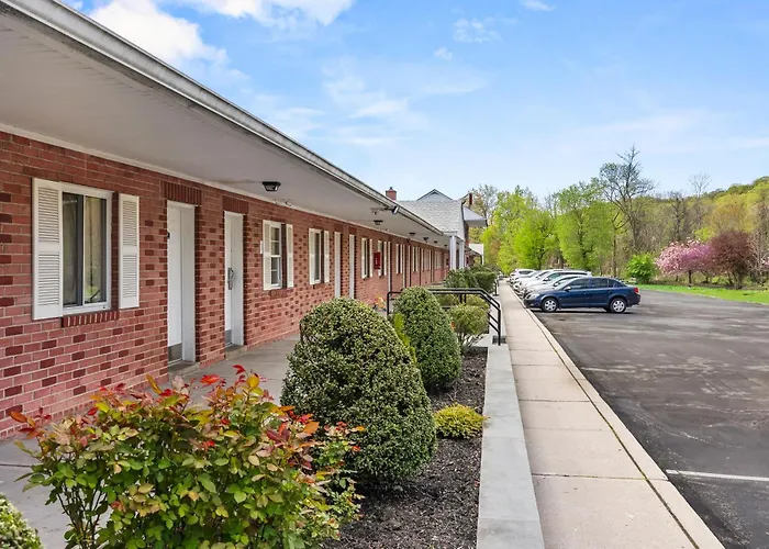 Ardsley Acres Hotel Court