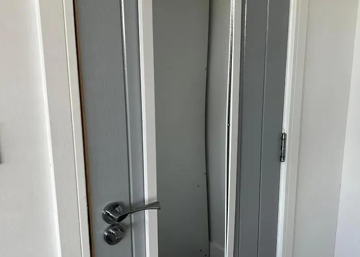 Gatwick Guest House - Short & Long Stay, Airport Parking, Airport Shuttle, Early & Late Check In - 49, Rh11 8Qx