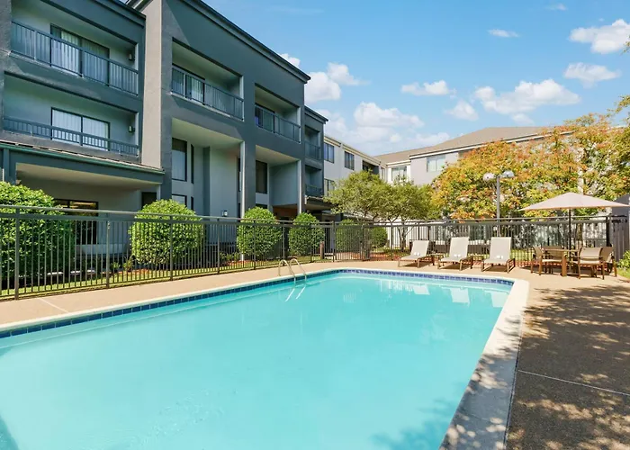 Courtyard By Marriott Dallas