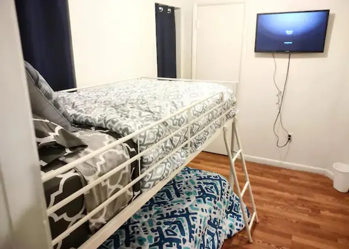 Twin Bunk-Style Bedroom Close To Downtown