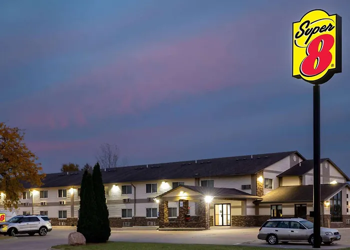 Super 8 By Wyndham Waverly