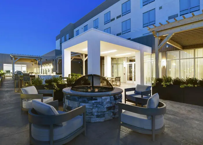 Courtyard By Marriott Hamilton