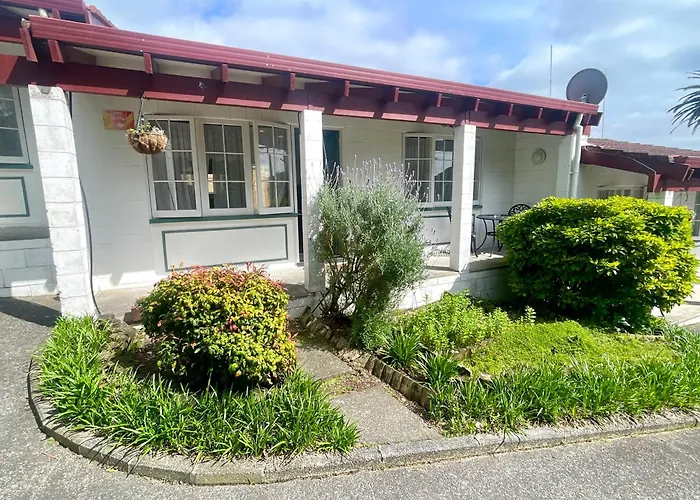 Browns Bay Olive Tree - Pet Friendly Family Apartment