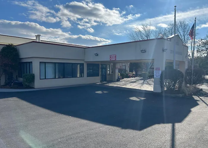 Hilltop Inn & Suites