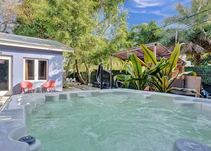 Kiki 4 - Men'S Clothing Optional Guest Houses