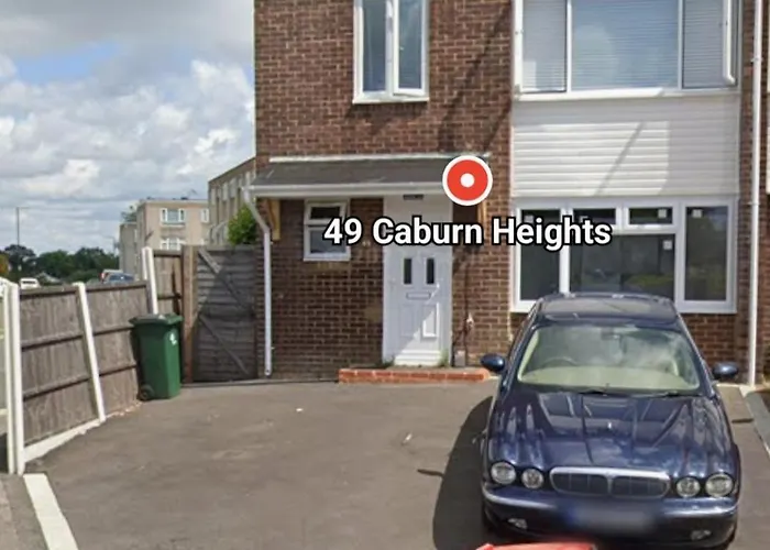 Gatwick Guest House - Short & Long Stay, Airport Parking, Airport Shuttle, Early & Late Check In - 49, Rh11 8Qx