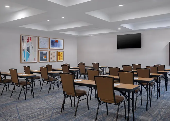 Holiday Inn Express & Suites South By Ihg