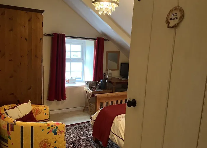 Haelarcher Farmhouse And Helicopter B&B