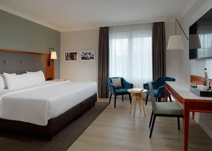 Courtyard By Marriott Airport