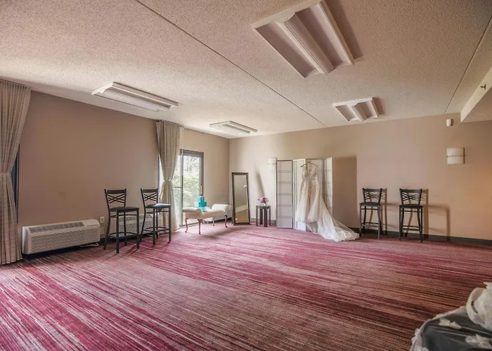 Courtyard By Marriott Lincroft Red Bank