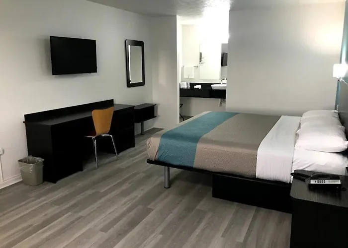 Motel 6-, Il