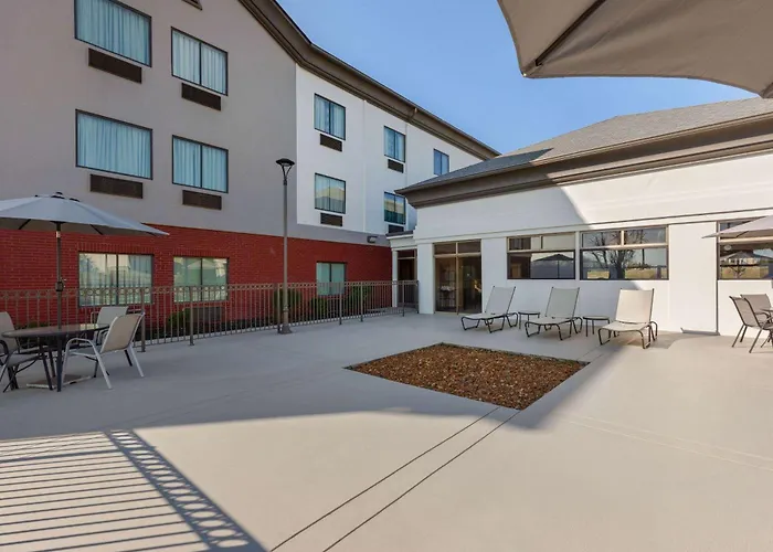La Quinta By Wyndham Loudon Hotel
