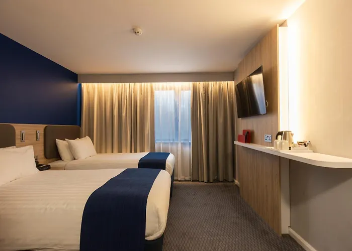Holiday Inn Express Poole By Ihg