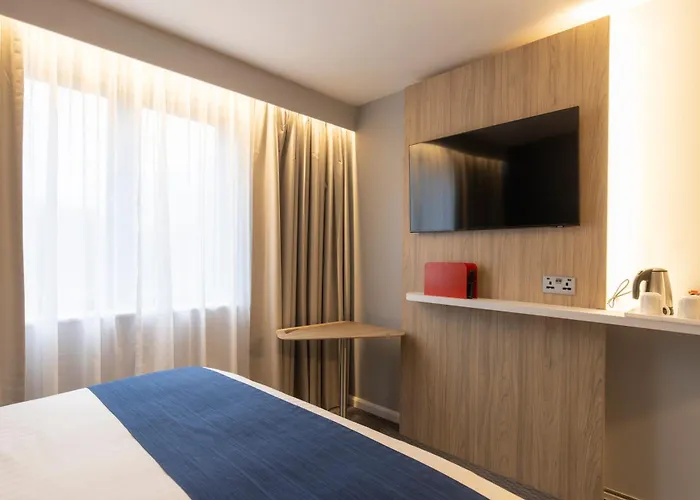 Holiday Inn Express Poole By Ihg