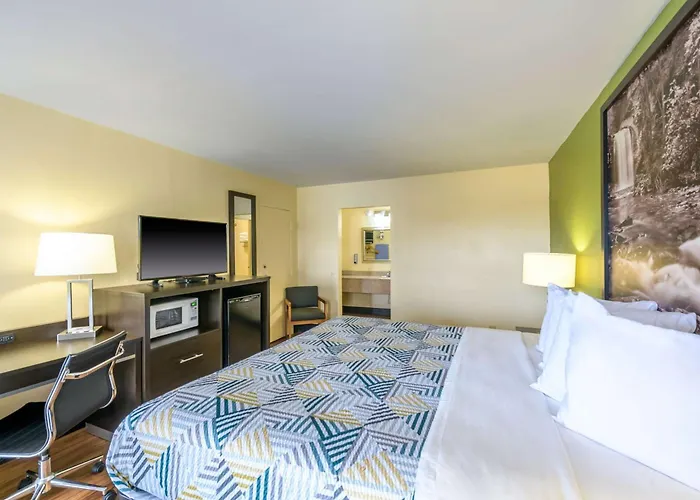 Motel 6 , Ga Tift College