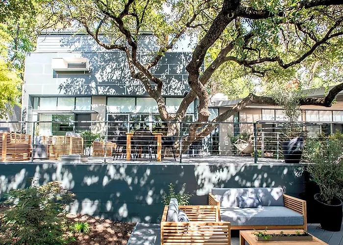 Frame Hotel - Treehouse