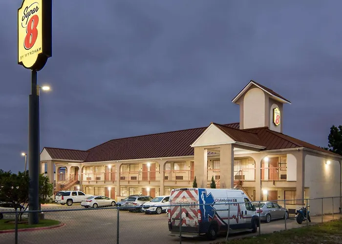 Super 8 By Wyndham Grand Prairie Southwest