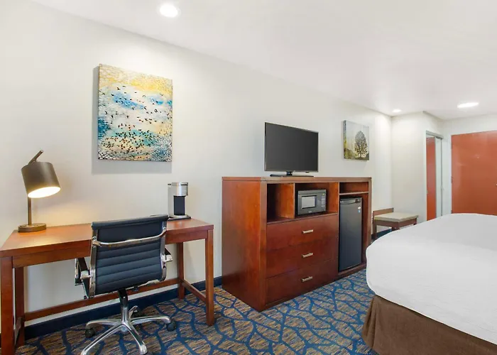 Best Western Plus Villa Del Lago Inn Patterson