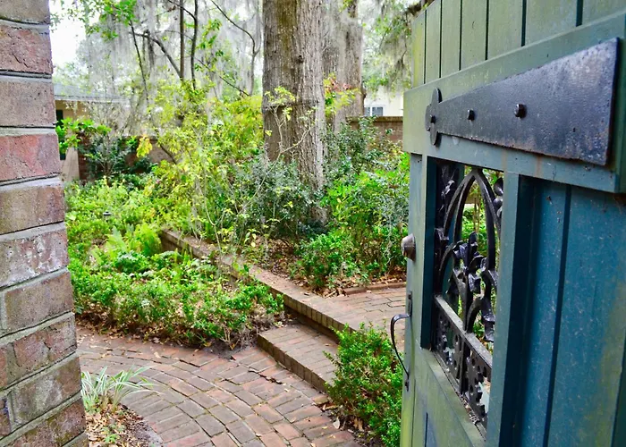 Magnolia Plantation & Cottages