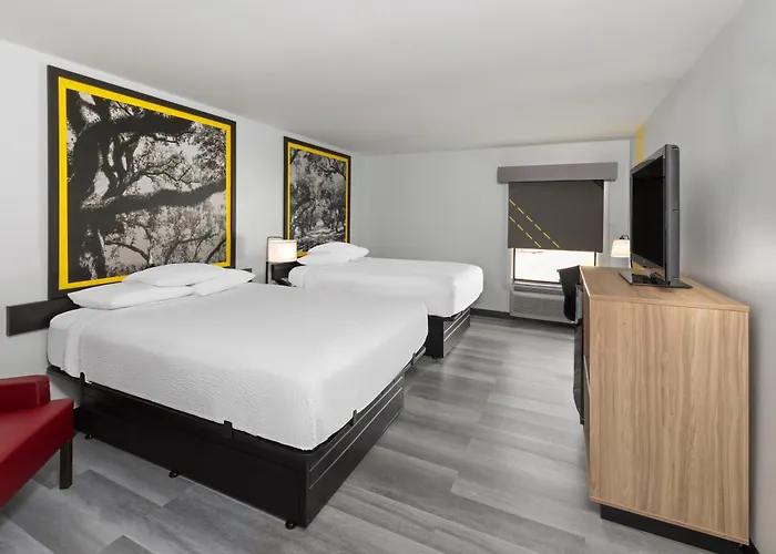 Super 8 By Wyndham Alexandria La Hotel