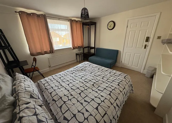 Beaconsfield House, Modern, Recently Refurbished, Self Check-In, Near Luton Airport