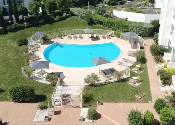 Résidence avec Piscine face au port 200m plage