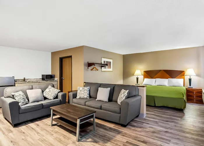 Econo Lodge Inn & Suites Auburn