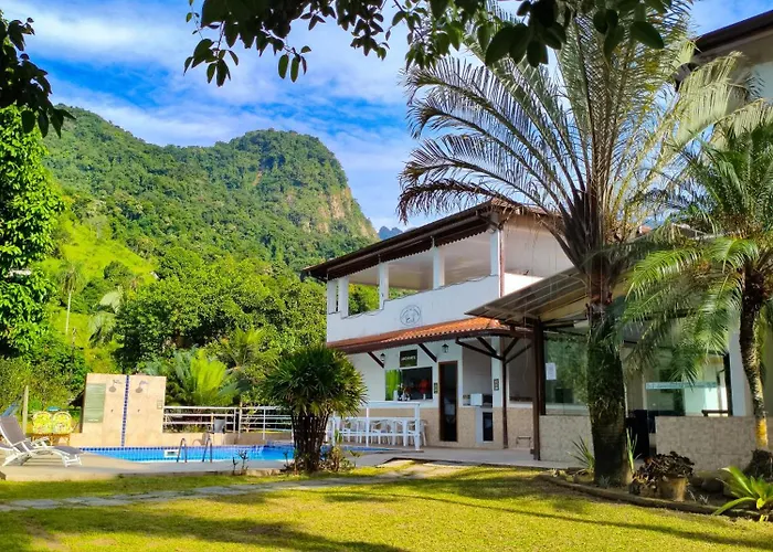 Pousada Cantinho do Sossego Paraty tem Piscina com Vista pra Montanha, Salão de Jogos, Café da Manhã, Estacionamento, Gerador de Energia, Próximo as principais Praias, Ilhas e Cachoeiras