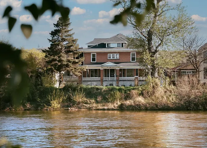 Goldsmith'S River Front Inn