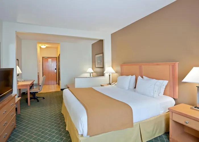 Holiday Inn Express & Suites Lincoln South By Ihg