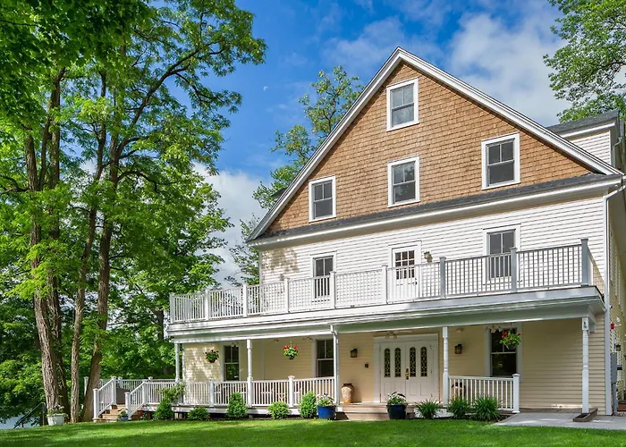 Lakehouse Inn