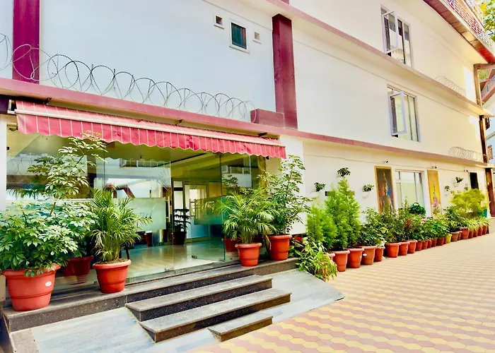 Hotel Pearl Grand White Near Volvo Bus Stand #Private Parking #Heated Rooms #In City Centre