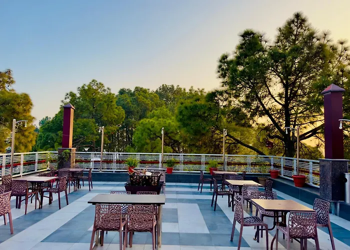 Hotel Pearl Grand White Near Volvo Bus Stand #Private Parking #Heated Rooms #In City Centre