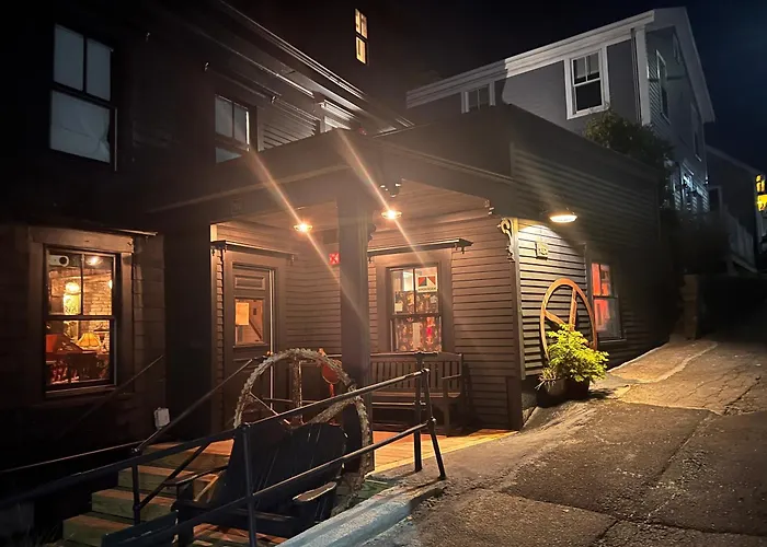 Crew'S Quarters Boarding House - Caters To Men
