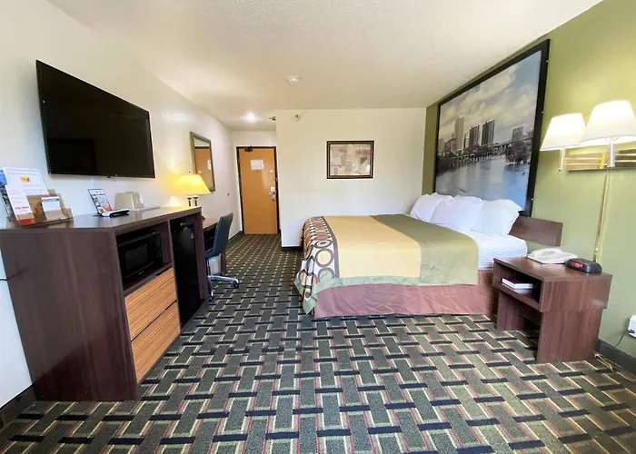 Super 8 By Wyndham /Jefferson Ave.