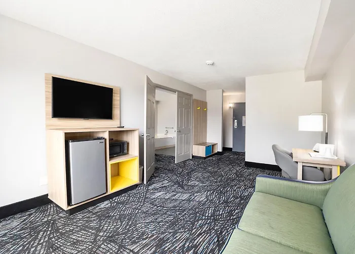 Days Inn & Suites By Wyndham Norton Shores Muskegon Muskegon Heights